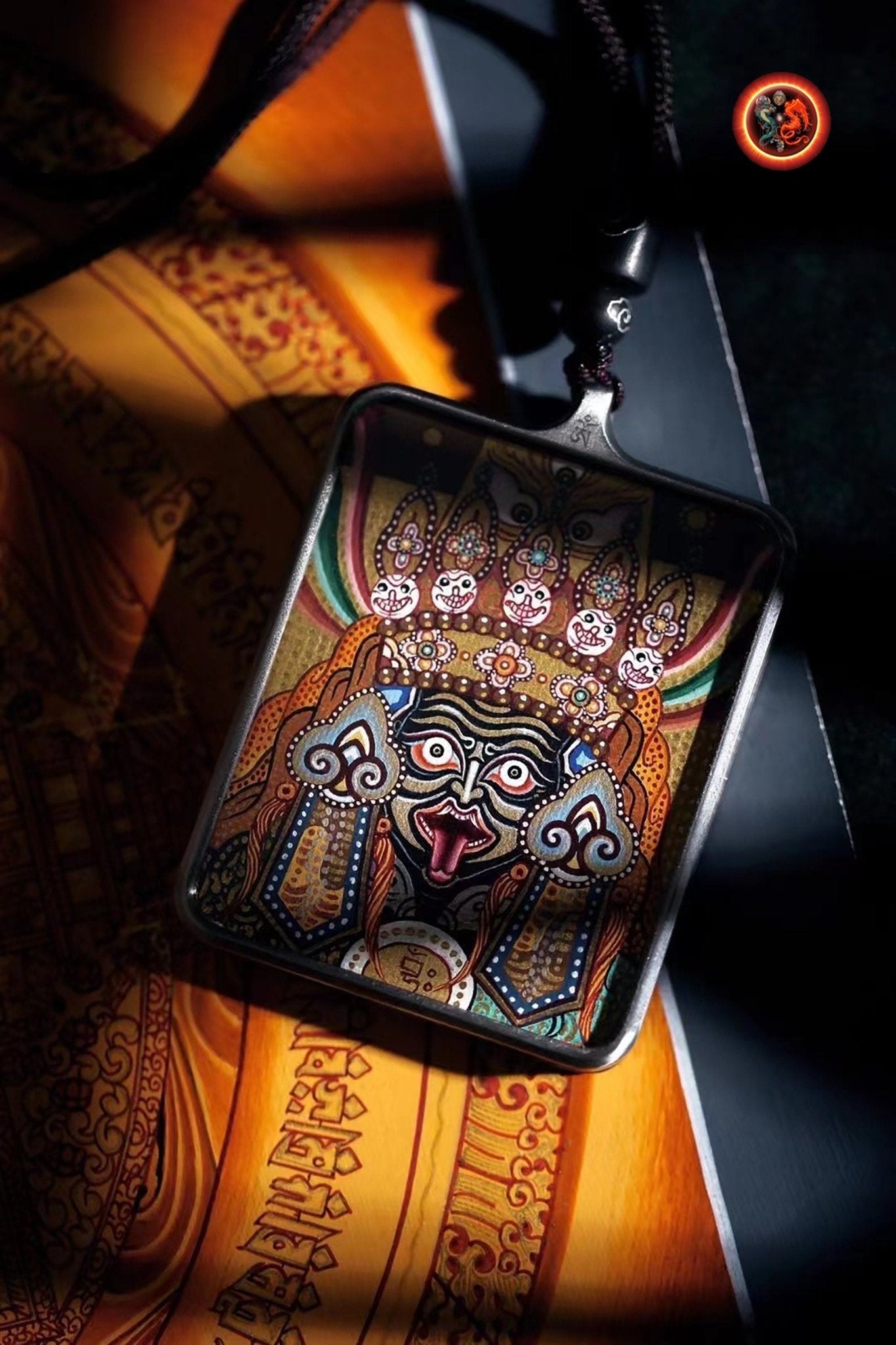 Pendentif, amulette bouddhiste tibétaine, Authentique tangka artisanal et traditionnel. Déesse Zakiram. Richesse et bonne fortune Argent 925 - obsidian dragon