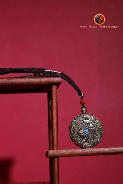 Pendentif, amulette bouddhiste tibétaine, divinité Zakiram richesse et bonne fortune Santal exceptionnel dit de Laoshan argent 925 turquoise - obsidian dragon