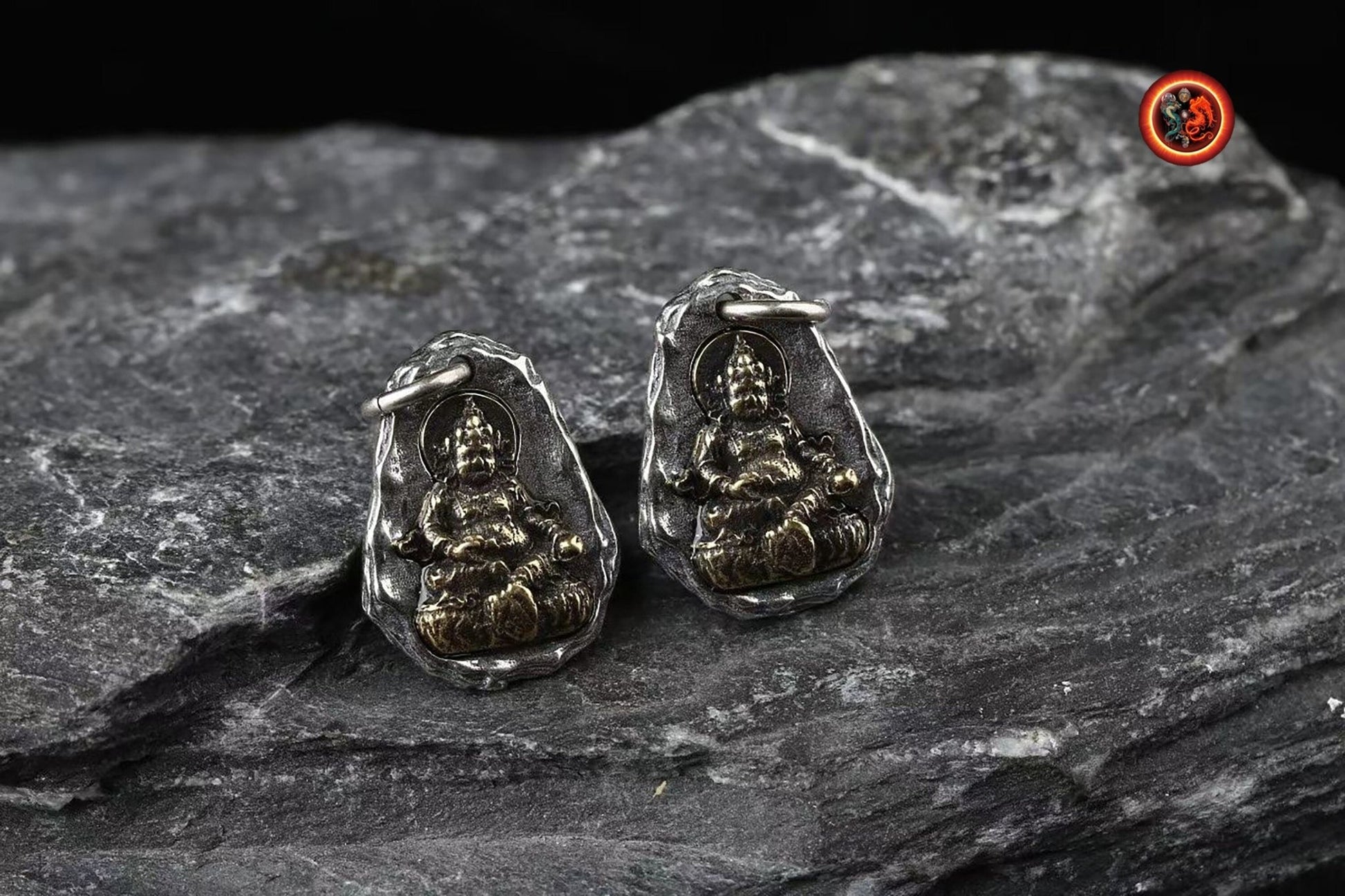 Pendentif bouddha. Jambhala déité tibétaine de la richesse. Amulette de protection du bouddhisme vajrayana - obsidian dragon