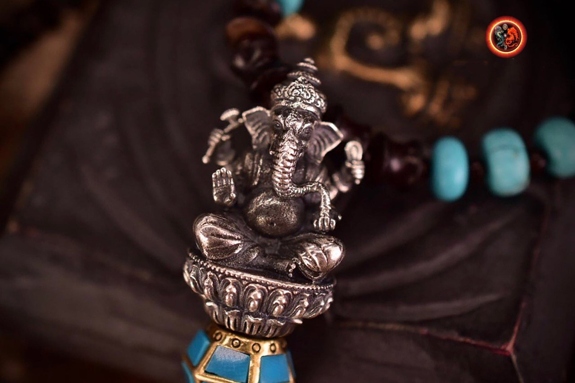 Pendentif traditionnel bouddhiste, bouddhisme tibétain. Ganesh trônant sur une Phurba. protection Tantrique Vajrayana. Argent 925, turquoise - obsidian dragon