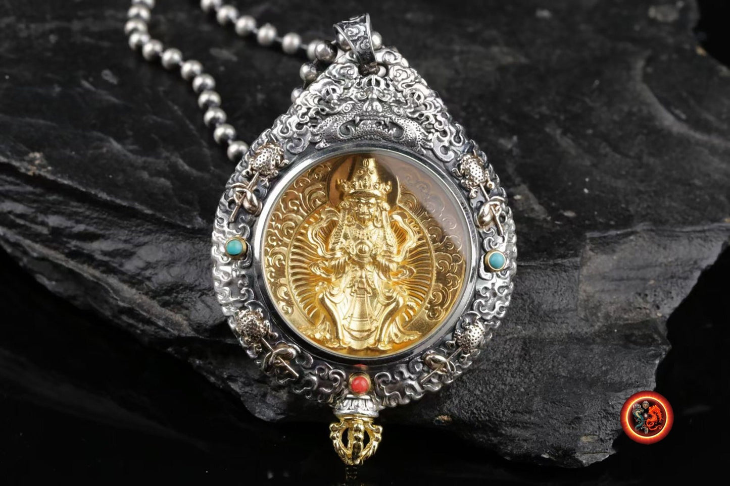 Pendentif bouddha. Zakiram, déité de la richesse de bonne fortune.Amulette de protection du bouddhisme tibetain. Argent massif, or. - obsidian dragon
