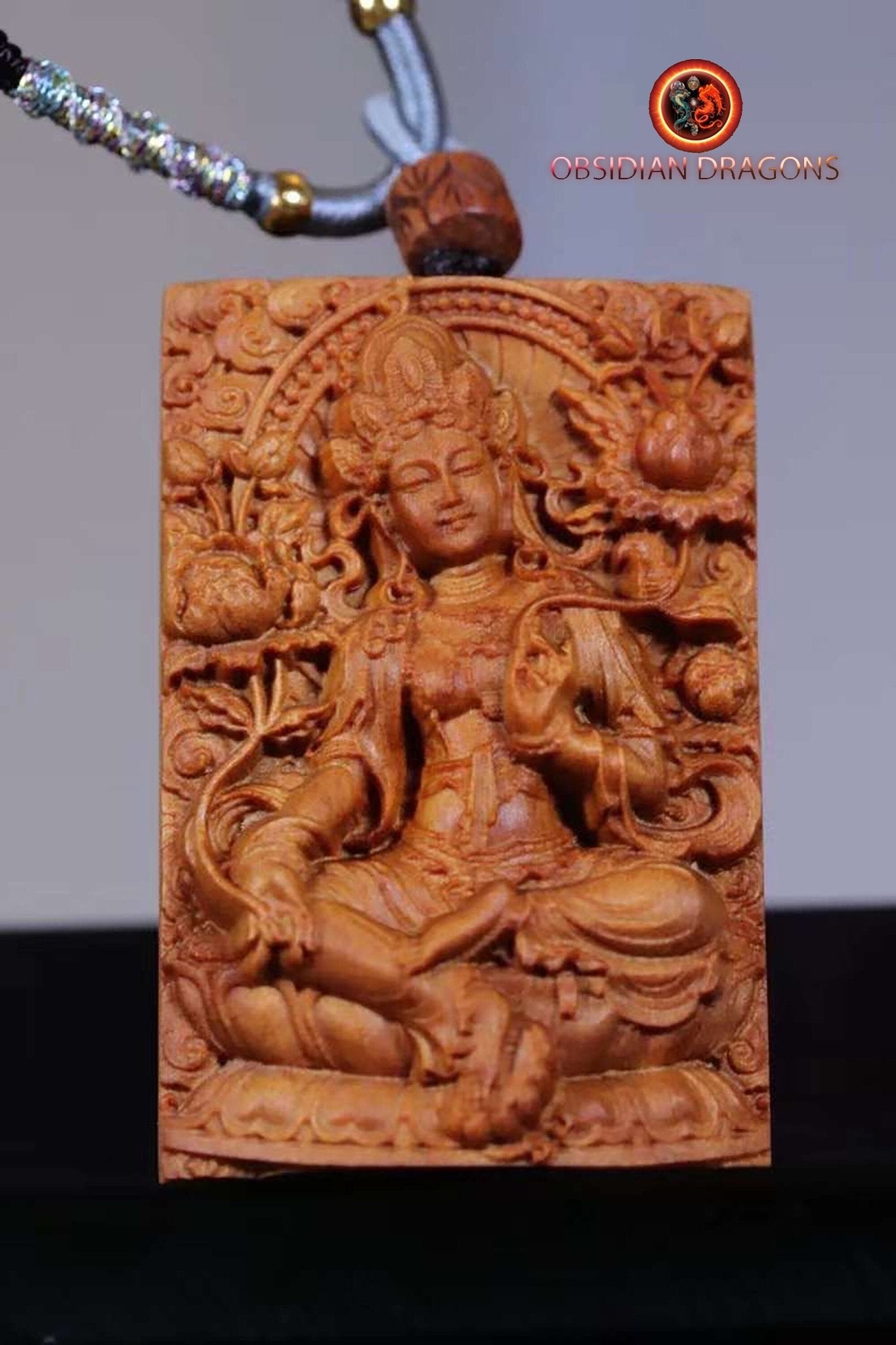 pendentif bouddha, bouddhiste tibetain en santal exceptionnel dit "Laoshan" originaire de Mysore en Inde. Déité Tara sous sa forme verte. - obsidian dragon