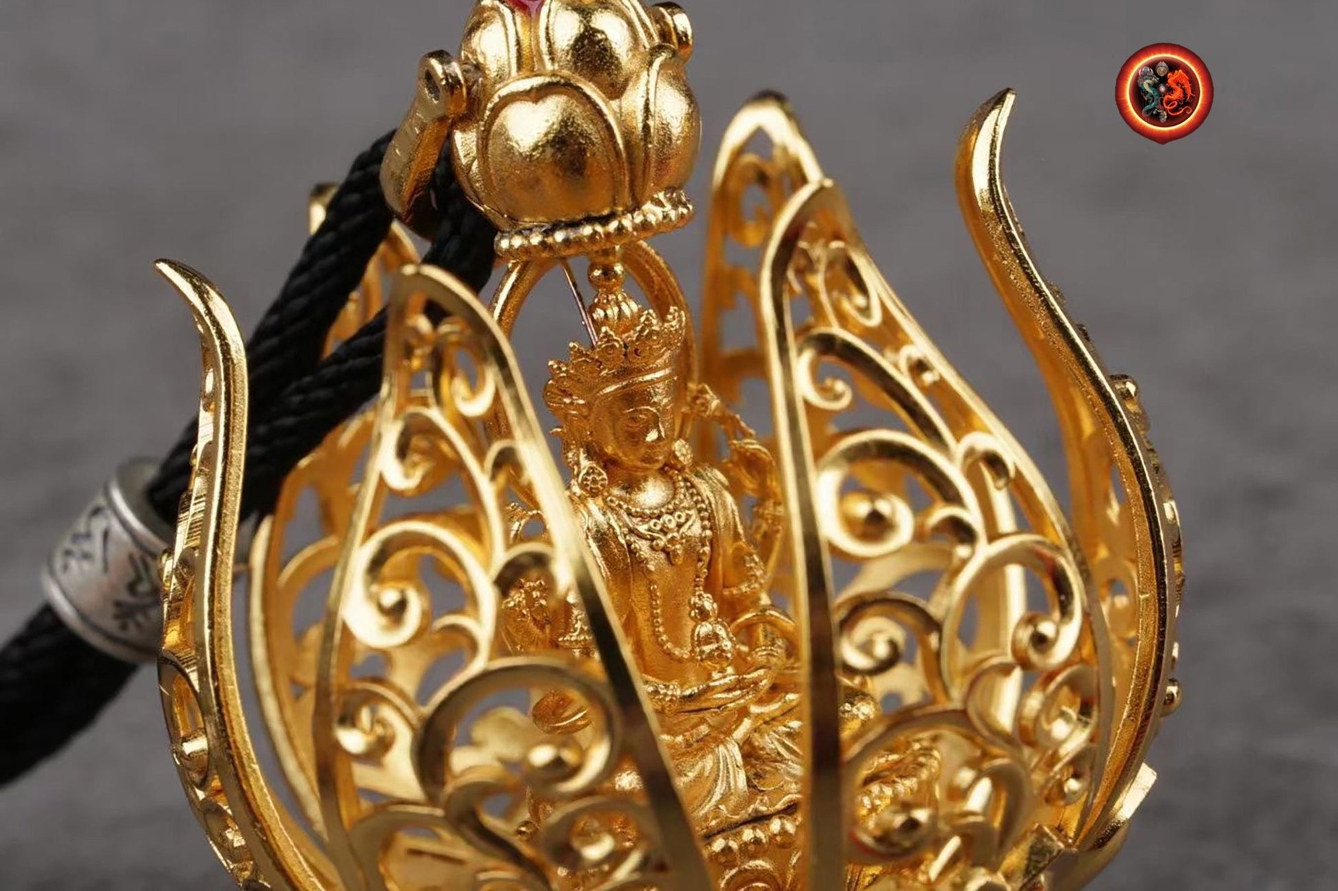 pendentif bouddha ,Amulette. Guan Yin, Chenrezi dans un Lotus à 6 pétales. laiton, plaqué or 24k pendentif ouvrant grâce a un bouton - obsidian dragon