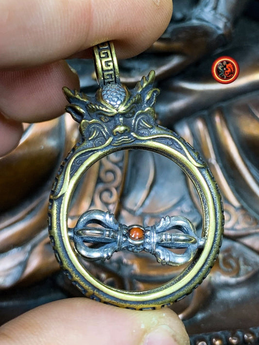 pendentif amulette de protection tantrique bouddha Vairocana, dragon et vajra tournant. Combinaison argent 925 et cuivre, turquoise et agate - obsidian dragon