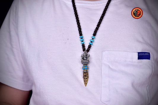 Pendentif traditionnel bouddhiste, bouddhisme tibétain. Ganesh trônant sur une Phurba. protection Tantrique Vajrayana. Argent 925, turquoise - obsidian dragon