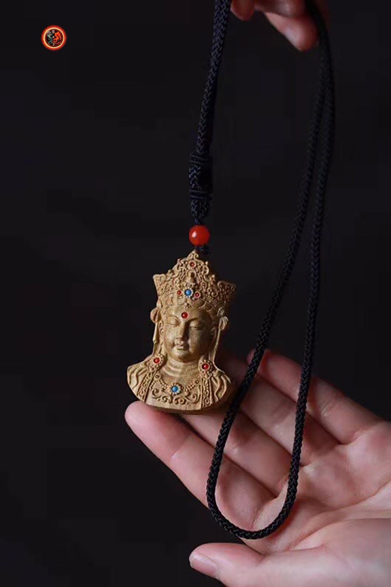 Pendentif, amulette de protection bouddhiste Chenrezi/ Guan Yin. Santal, turquoise et agate nan hong - obsidian dragon