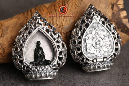 pendentif bouddha, amulette, talisman. tibetain. Mantra de la compassion "om mani padme hum" au verso. Argent 925 Bouddha plaqué or ou jade - obsidian dragon