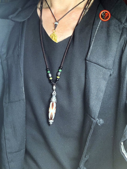 Pendentif DZI tibetain authentique. Protection tibétaine. DZI du grand homme enchâssé dans son reliquaire en argent 925. Fleur de lotus. - obsidian dragon