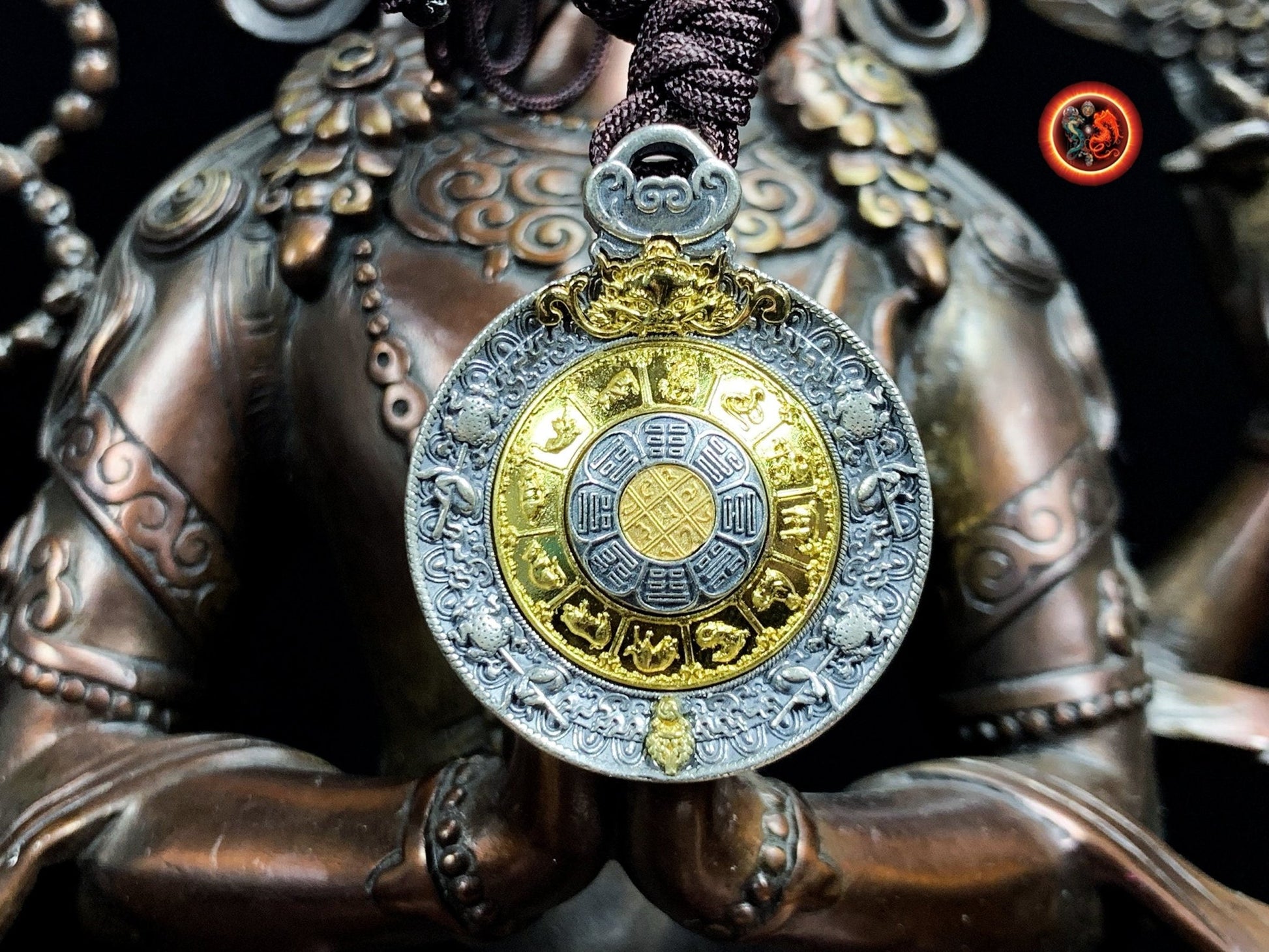 pendentif bouddhiste, tigle amulette tibetaine de protection. Argent 925 et cuivre. bagua, 8 symboles auspicieux du bouddhisme turquoise - obsidian dragon