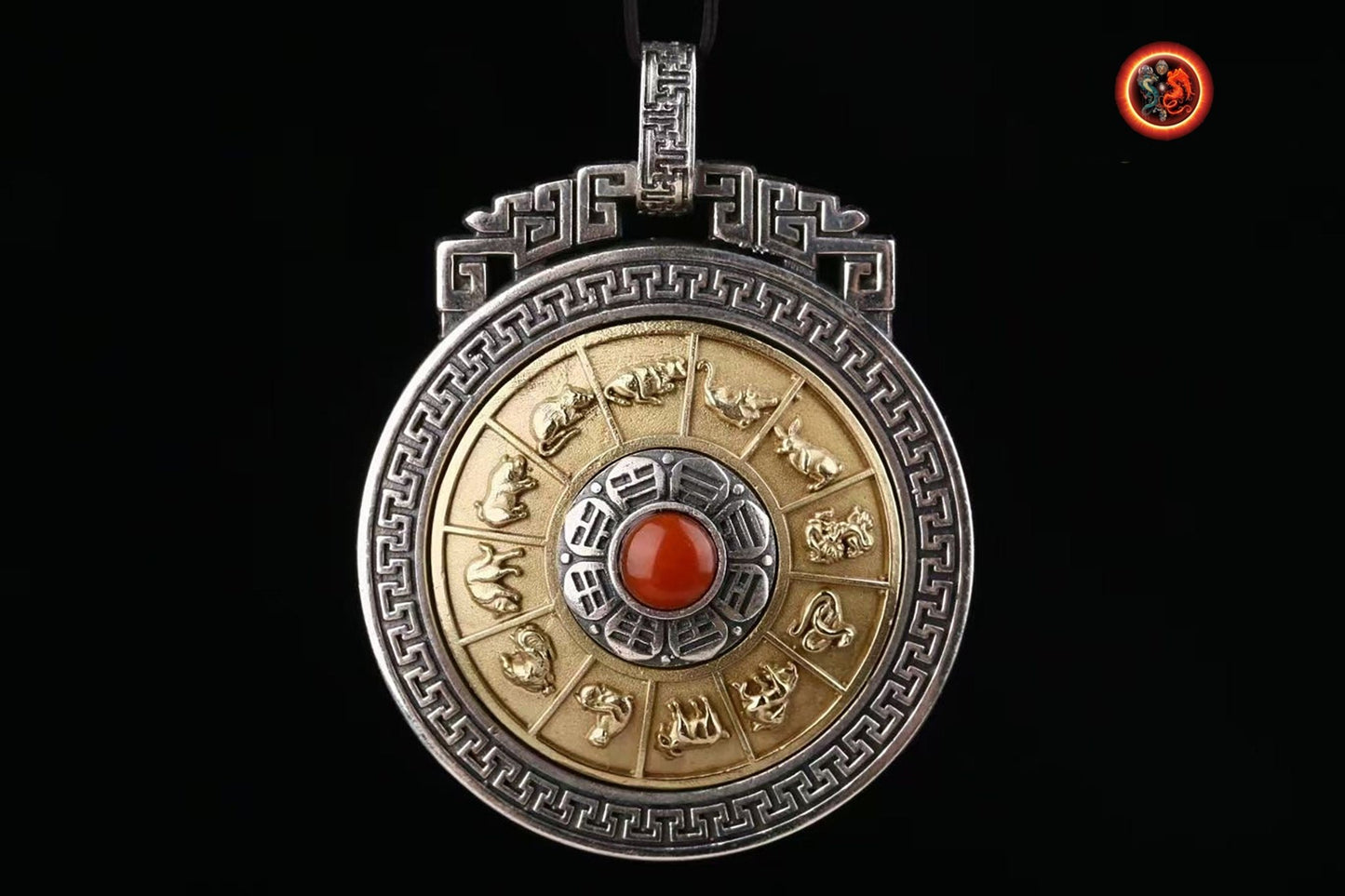 pendentif bouddhiste, amulette de protection tibetaine. Argent 925, cuivre. 8 symboles auspicieux du bouddhisme turquoise ou agate nan hong - obsidian dragon