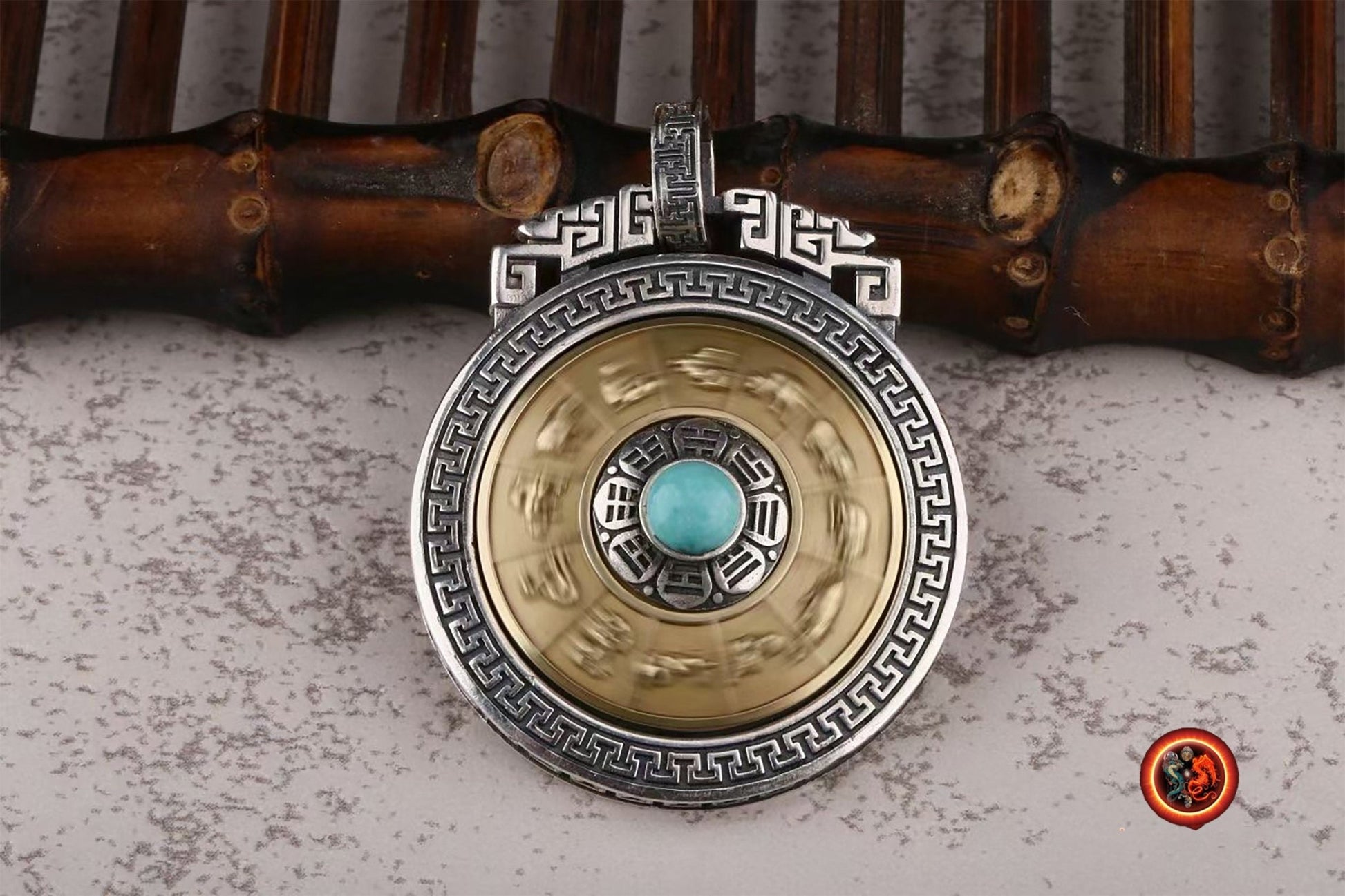 pendentif bouddhiste, amulette de protection tibetaine. Argent 925, cuivre. 8 symboles auspicieux du bouddhisme turquoise ou agate nan hong - obsidian dragon