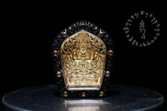 Pendentif bouddha, chenrezig/ Guan yin milles bras. Amulette de protection tibetaine. santal rouge, argent 925 plaqué or 18K, gemmes serties - obsidian dragon