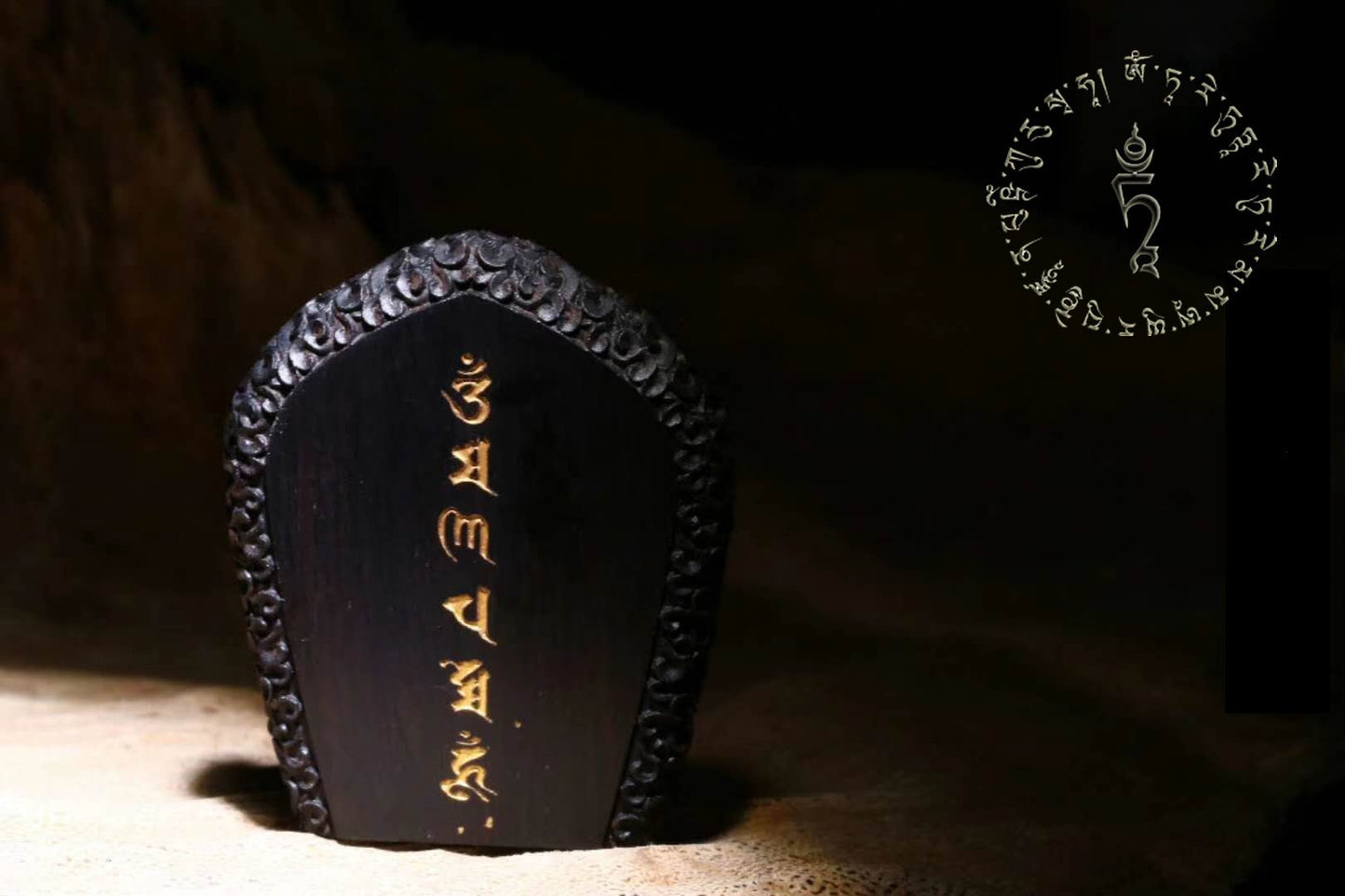 Pendentif bouddha, chenrezig/ Guan yin milles bras. Amulette de protection tibetaine. santal rouge, argent 925 plaqué or 18K, gemmes serties - obsidian dragon