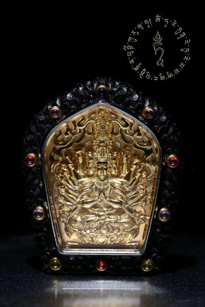 Pendentif bouddha, chenrezig/ Guan yin milles bras. Amulette de protection tibetaine. santal rouge, argent 925 plaqué or 18K, gemmes serties - obsidian dragon