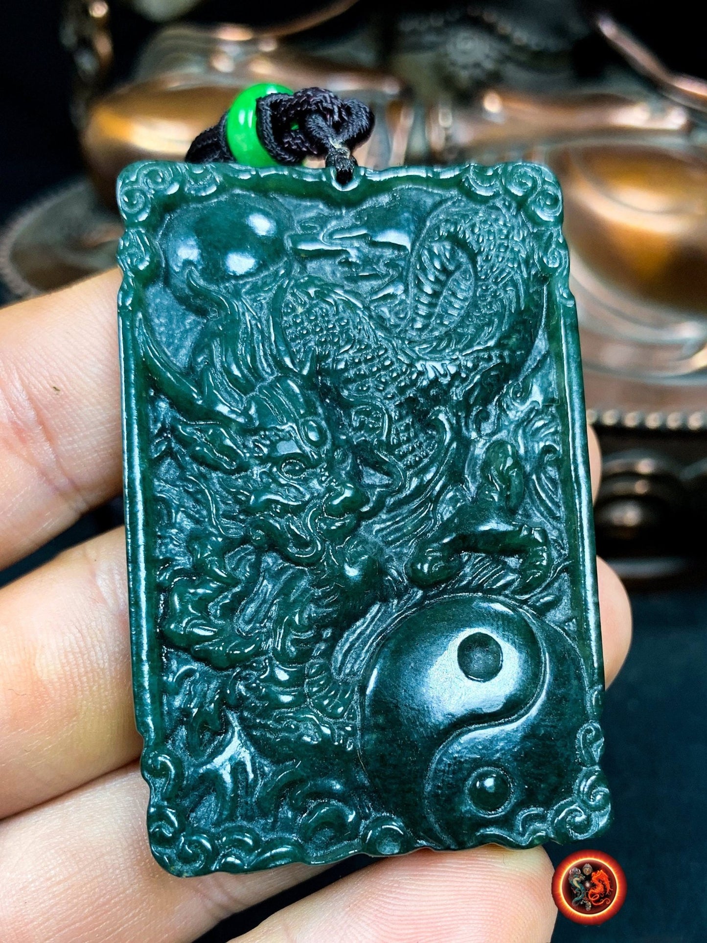 pendentif dragon en jade. Protection Feng Shui, Taoïste. jade naturel expertisé garanti sans aucun traitement. Monté sur cordon réglable - obsidian dragon