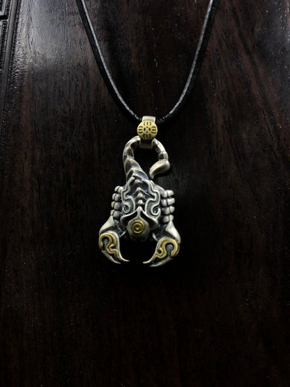 pendentif tibétain, amulette de protection bouddhiste scorpion de padmasambhava (Guru Rinpoché) argent 925 et cuivre, mantra sur le ventre - obsidian dragon