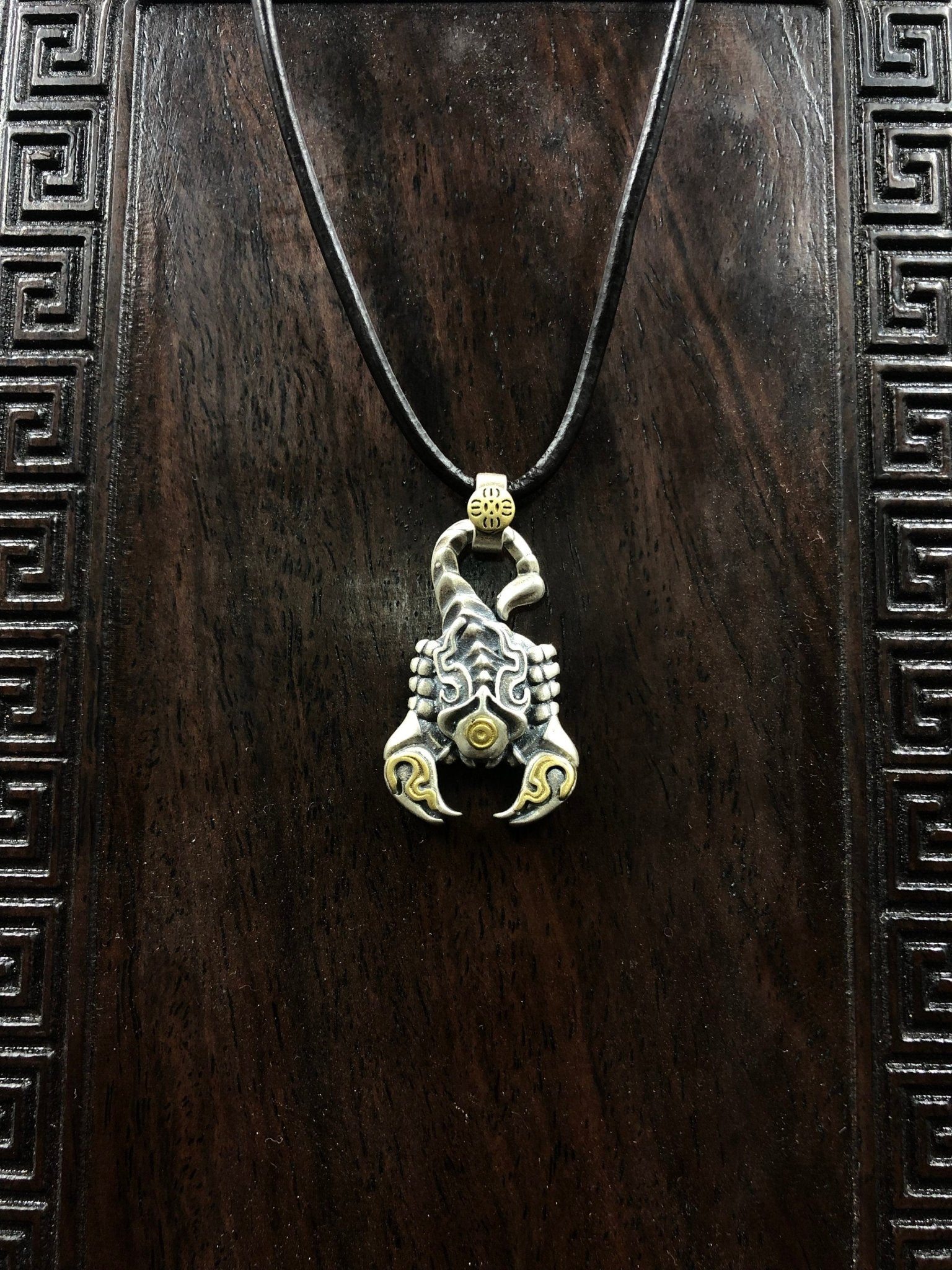 pendentif tibétain, amulette de protection bouddhiste scorpion de padmasambhava (Guru Rinpoché) argent 925 et cuivre, mantra sur le ventre - obsidian dragon