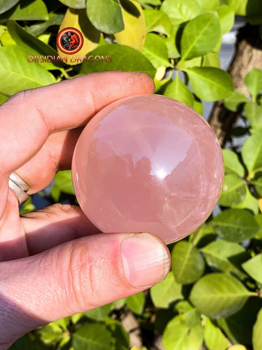 Sphère, quartz rose étoilé, quartz rose astérié ou quartz rose astérisé. Provenance du Mozambique. quartz rose naturel. 55mm de diamètre - obsidian dragon