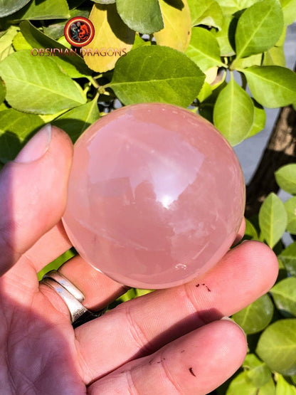 Sphère, quartz rose étoilé, quartz rose astérié ou quartz rose astérisé. Provenance du Mozambique. quartz rose naturel. 55mm de diamètre - obsidian dragon
