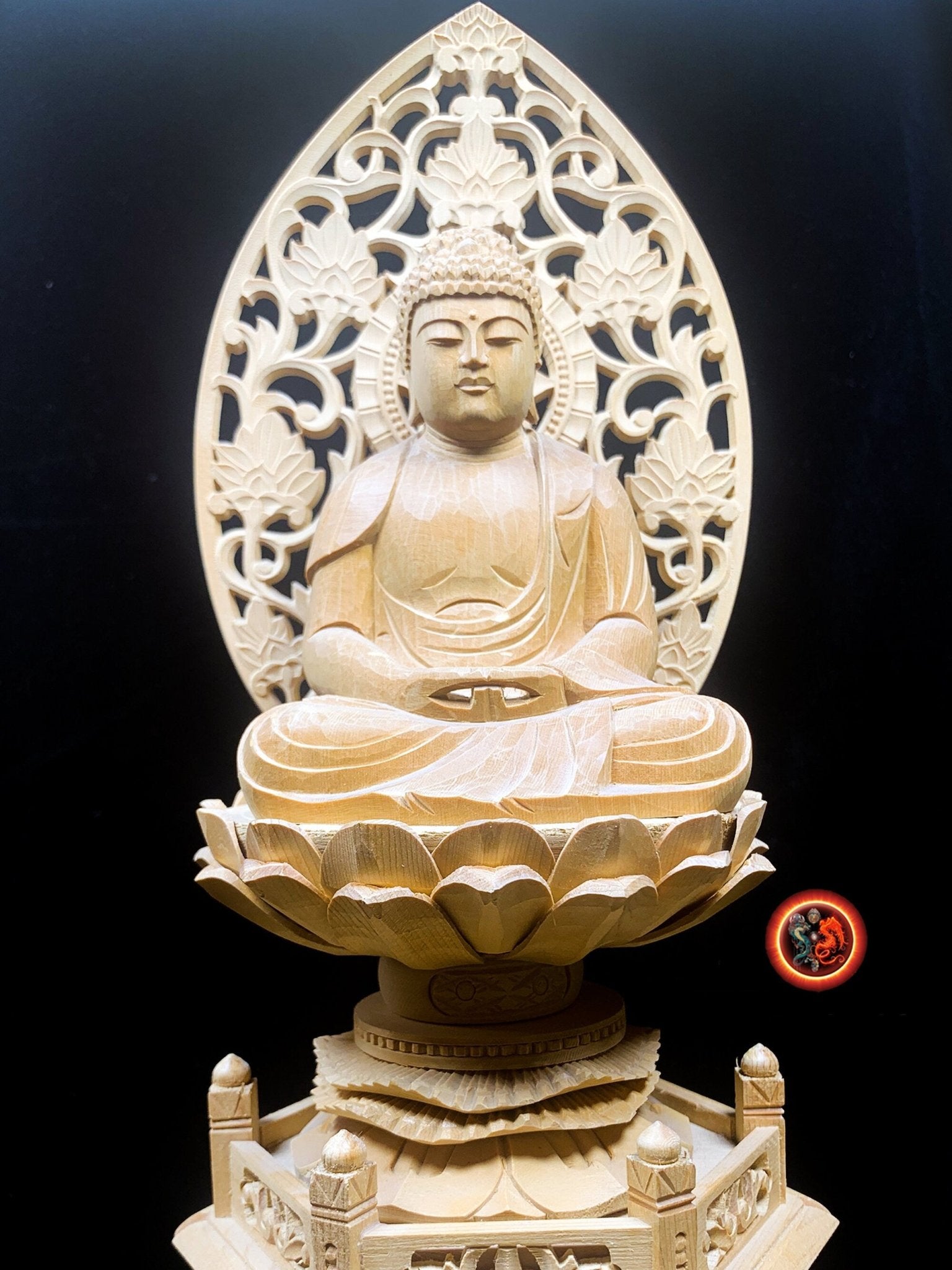 Statue, statuette bouddhiste. Bouddha Amitabha. Cedre jaune d'Alaska. Travail artisanal exceptionnel. Démontable Dimensions 32cm/16cm/15cm - obsidian dragon