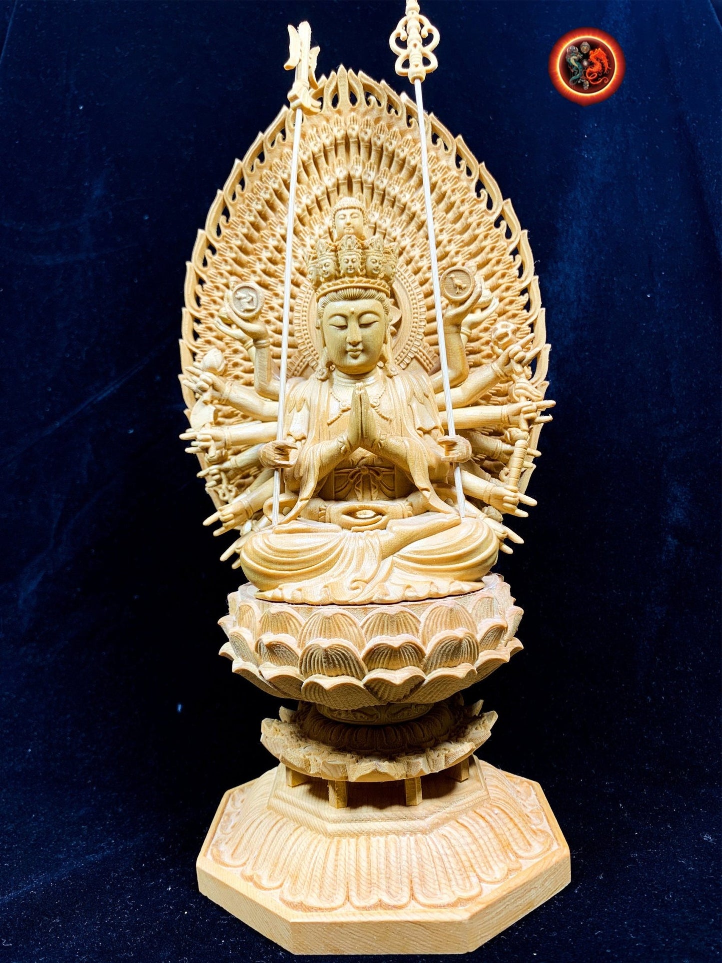 Statue, statuette bouddha. Bodhisattva Chenrezi. Cedre jaune d'Alaska. Travail artisanal exceptionnel. Démontable Dimensions 32cm/16cm/15cm - obsidian dragon