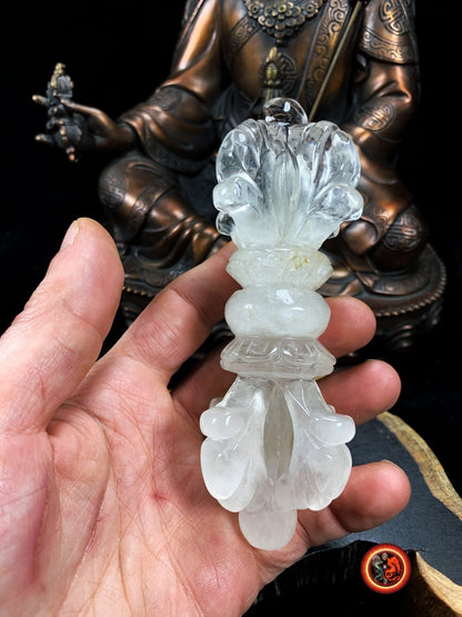 Grand Vajra Dorje en cristal de roche naturel. Nature indestructible de l'esprit foudre de diamant sculpté à la main, bouddhisme vajrayana - obsidian dragon