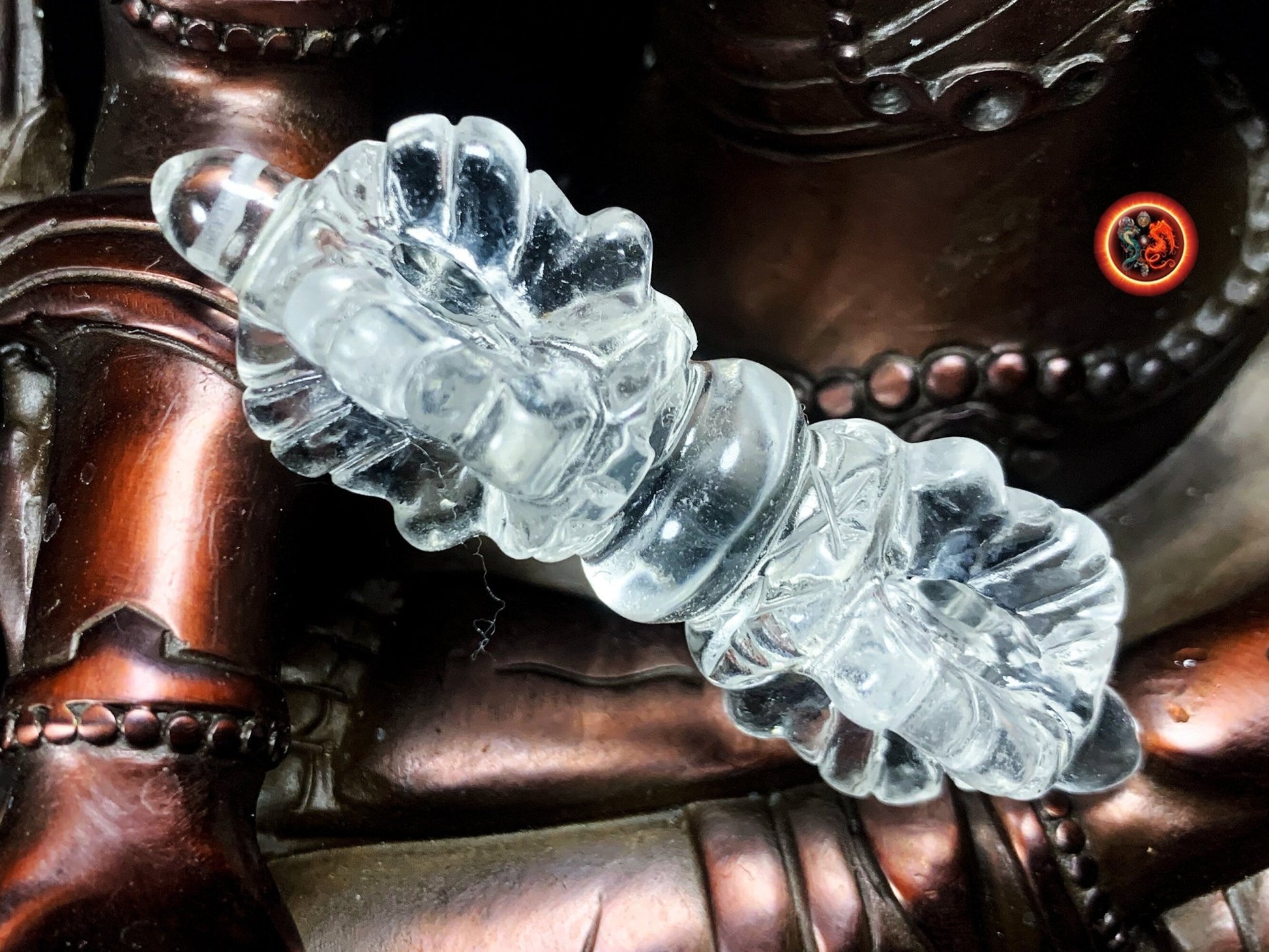 Vajra Dorje en cristal de roche naturel. Nature indestructible de l'esprit foudre de diamant sculpté à la main, bouddhisme vajrayana - obsidian dragon