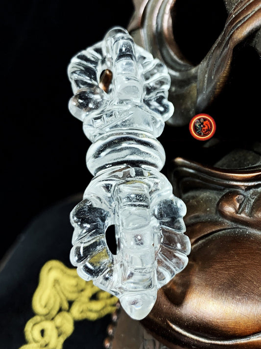 Vajra Dorje en cristal de roche naturel. Nature indestructible de l'esprit foudre de diamant sculpté à la main, bouddhisme vajrayana - obsidian dragon