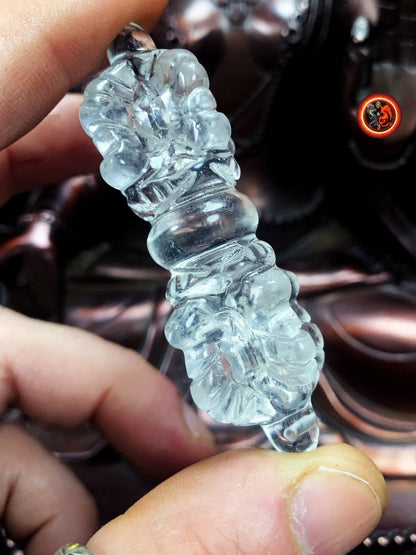 Vajra Dorje en cristal de roche naturel. Nature indestructible de l'esprit foudre de diamant sculpté à la main, bouddhisme vajrayana - obsidian dragon