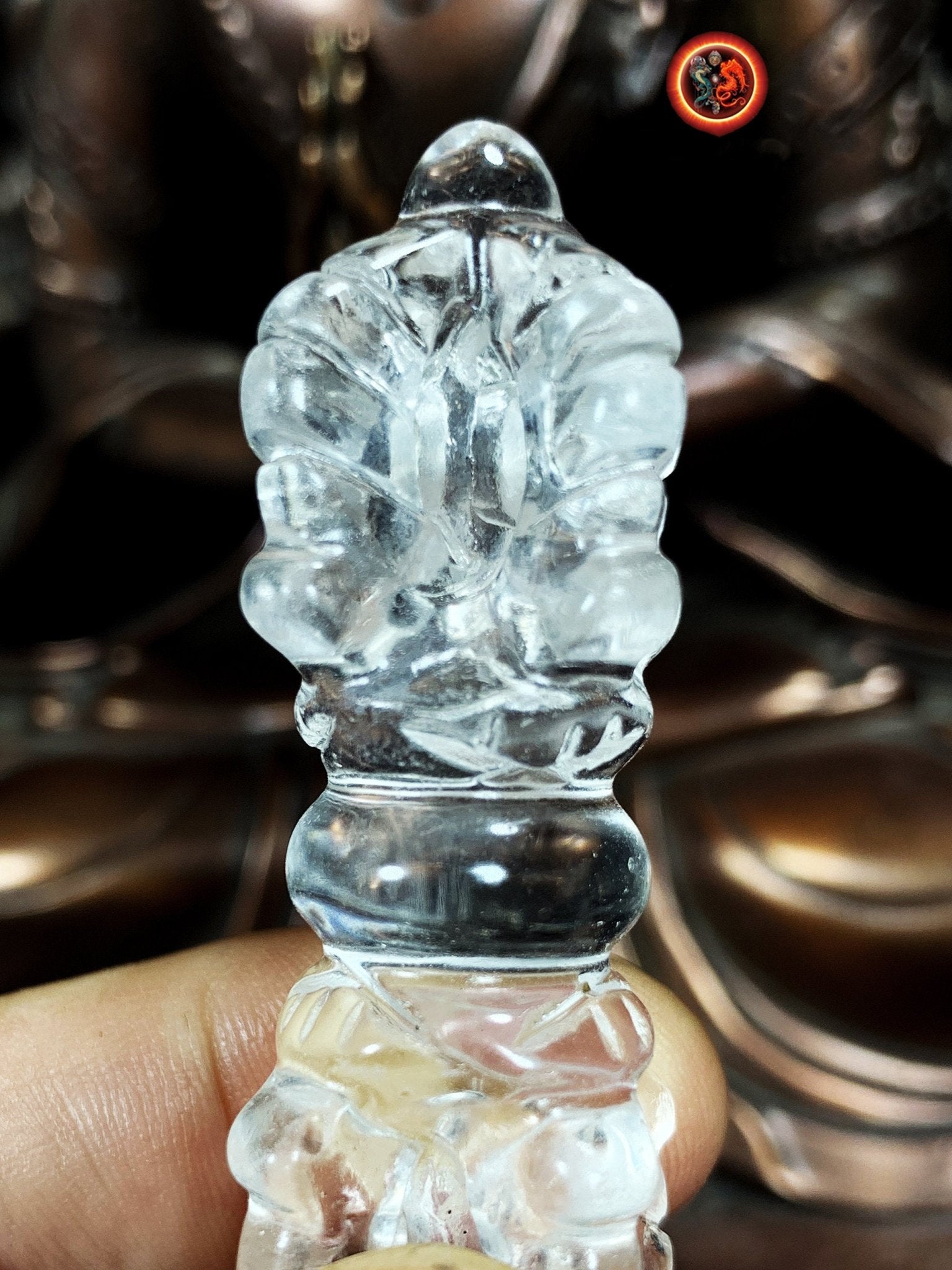 Vajra Dorje en cristal de roche naturel. Nature indestructible de l'esprit foudre de diamant sculpté à la main, bouddhisme vajrayana - obsidian dragon