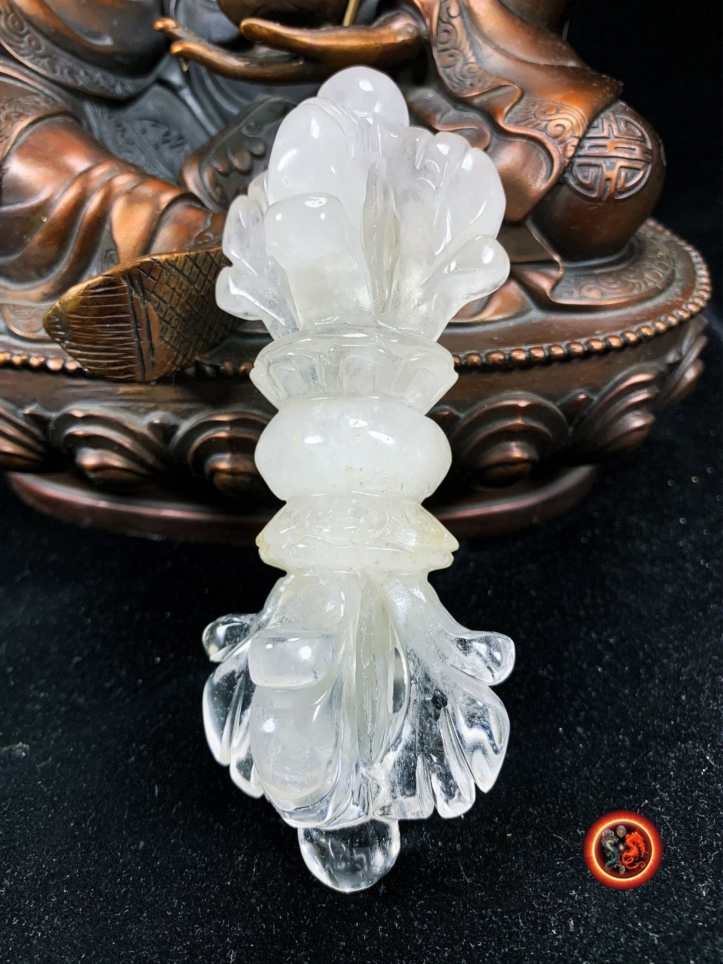 Grand Vajra Dorje en cristal de roche naturel. Nature indestructible de l'esprit foudre de diamant sculpté à la main, bouddhisme vajrayana - obsidian dragon