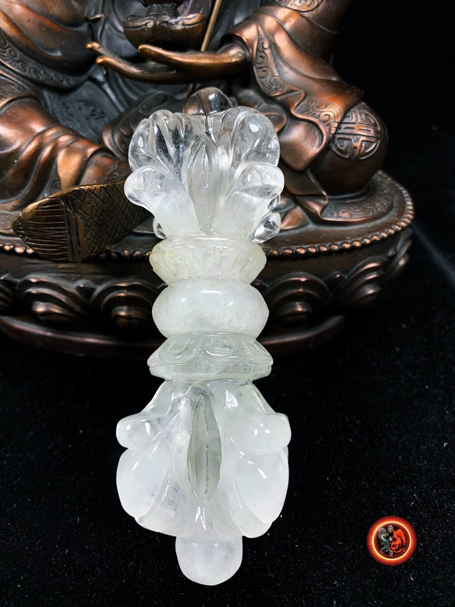 Grand Vajra Dorje en cristal de roche naturel. Nature indestructible de l'esprit foudre de diamant sculpté à la main, bouddhisme vajrayana - obsidian dragon