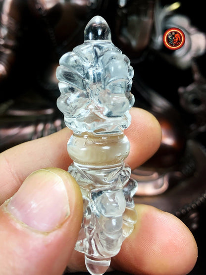 Vajra Dorje en cristal de roche naturel. Nature indestructible de l'esprit foudre de diamant sculpté à la main, bouddhisme vajrayana - obsidian dragon