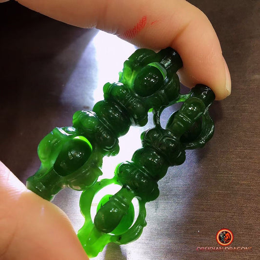Vajra, dorje objet de culte bouddhiste vajrayana. Sculpté artisanalement sur du jade polaire. Pièce rare - obsidian dragon